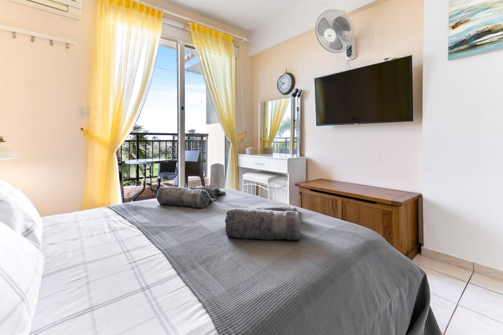 Sunny View - A Stunning Apartment With Private Rooftop Paphos Luaran gambar