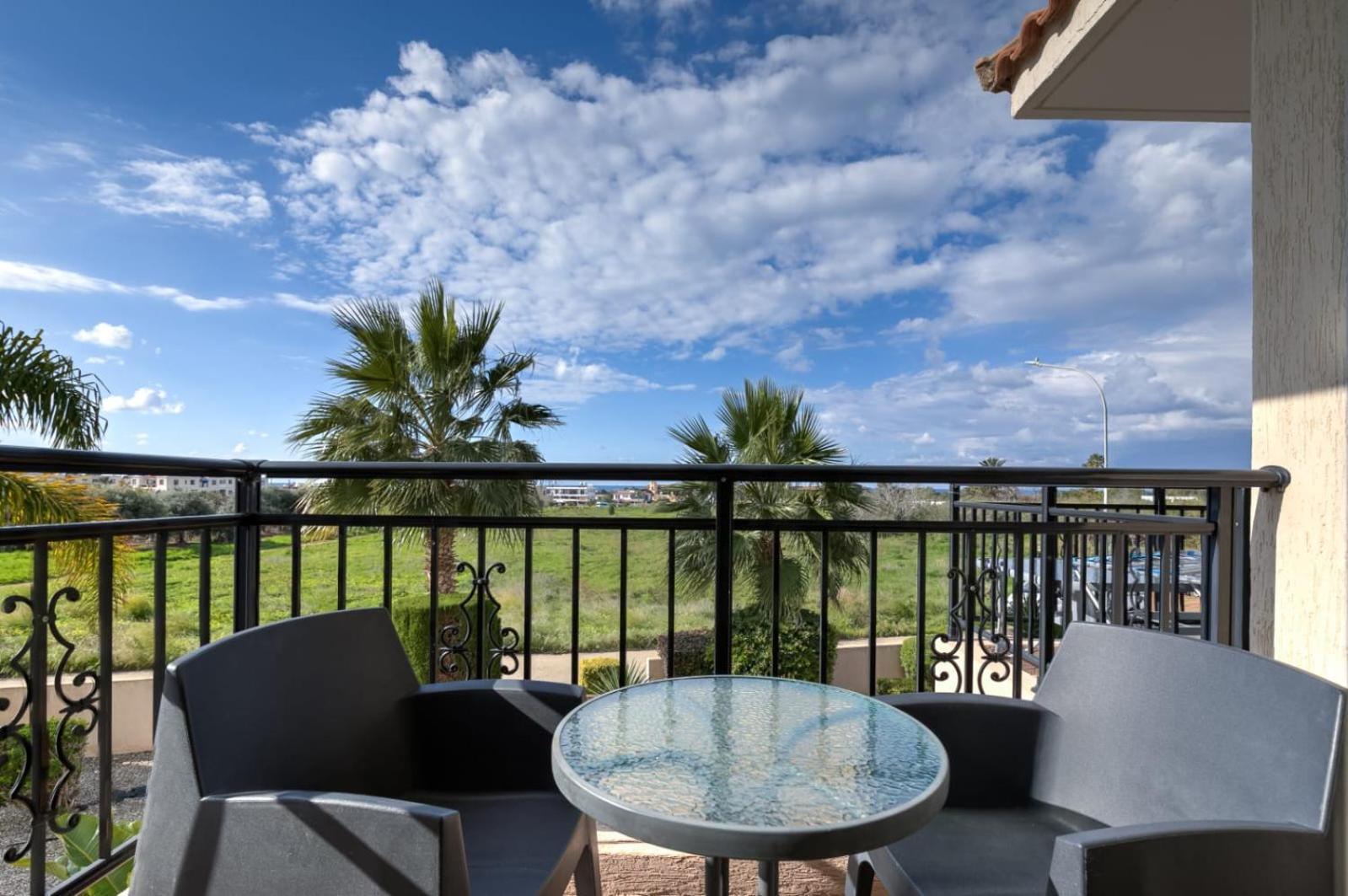Sunny View - A Stunning Apartment With Private Rooftop Paphos Luaran gambar