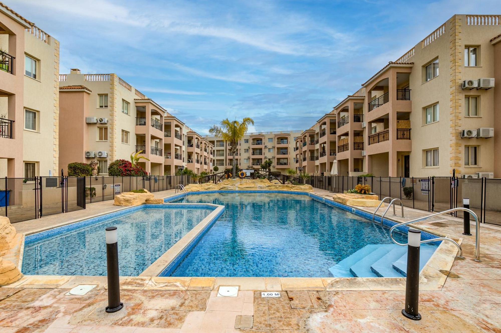 Sunny View - A Stunning Apartment With Private Rooftop Paphos Luaran gambar