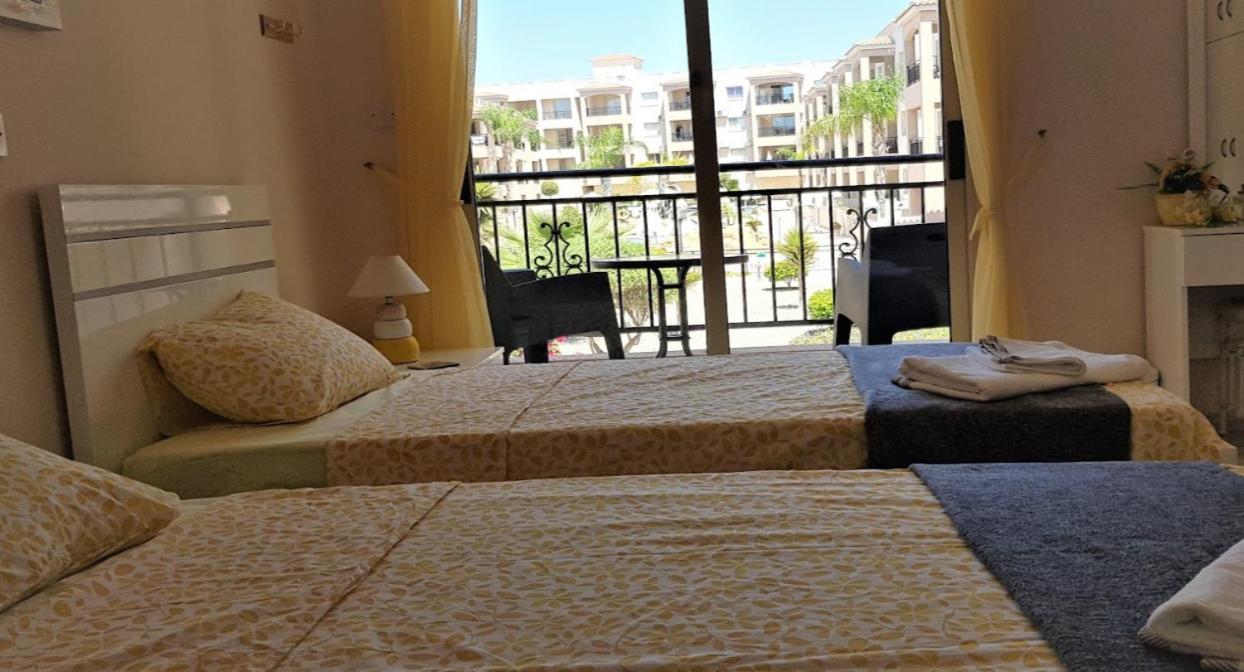 Sunny View - A Stunning Apartment With Private Rooftop Paphos Luaran gambar